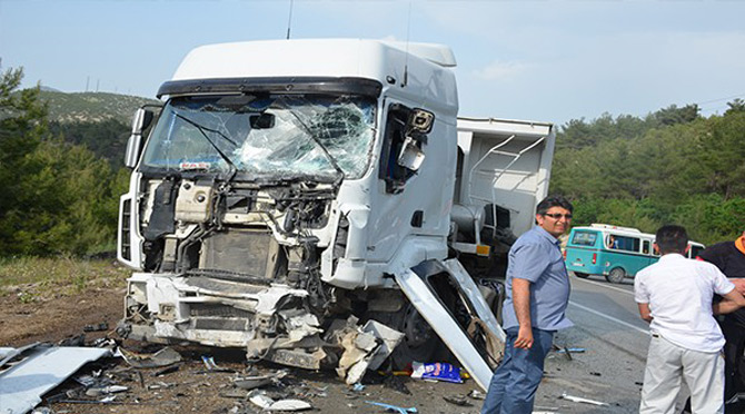 cezaevi-minibusu-ile-tir-carpisti-3-olu,-6-yarali-4.jpg