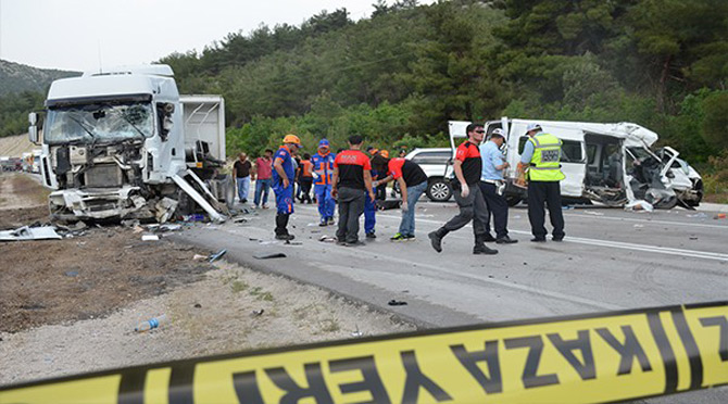 cezaevi-minibusu-ile-tir-carpisti-3-olu,-6-yarali-7.jpg