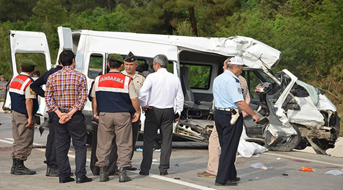 cezaevi-minibusu-ile-tir-carpisti-3-olu,-6-yarali-8.jpg