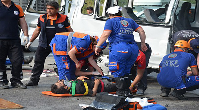 cezaevi-minibusu-ile-tir-carpisti-3-olu,-6-yarali-9.jpg