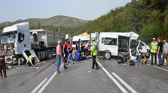 cezaevi-minibusu-ile-tir-carpisti-3-olu,-6-yarali.jpg