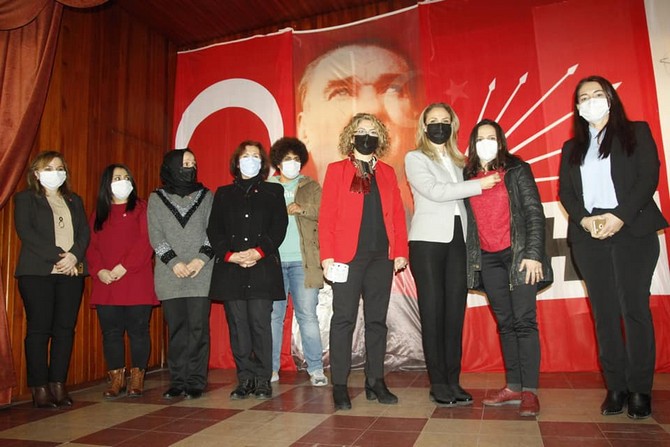 chp-kadin-kollari-genel-baskani-aylin-nazliaka’nin-katilimiyla-ilce-yonetimlerinde-goreve-gelen-kadin-uyeler-ile-partiye-yeni-katilanlara-chp-rozeti-takti-(4).jpg