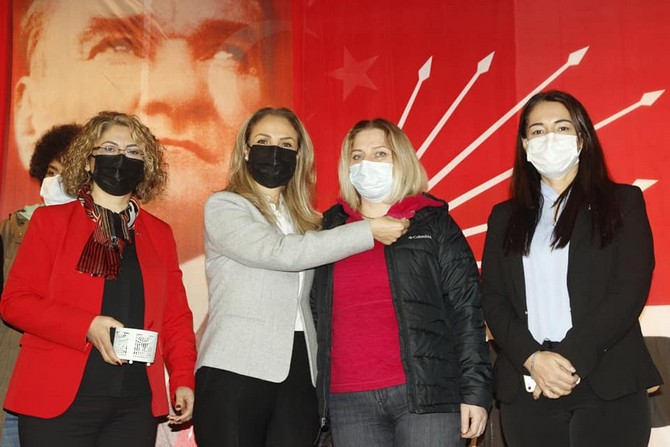 chp-kadin-kollari-genel-baskani-aylin-nazliaka’nin-katilimiyla-ilce-yonetimlerinde-goreve-gelen-kadin-uyeler-ile-partiye-yeni-katilanlara-chp-rozeti-takti-(5).jpg