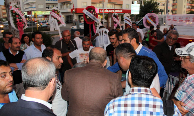 chp-secim-burosu-acilisinda-gazeteciler-tartaklandi1.jpg chp-secim-burosu-acilisinda-gazeteciler-tartaklandi1.jpg