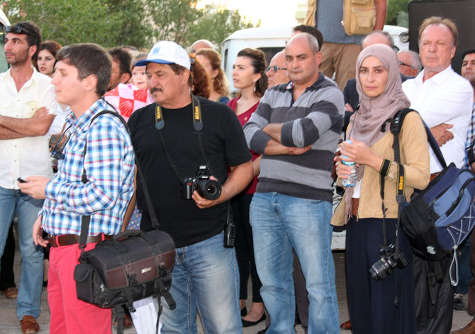 chp-secim-burosu-acilisinda-gazeteciler-tartaklandi2.jpg chp-secim-burosu-acilisinda-gazeteciler-tartaklandi2.jpg