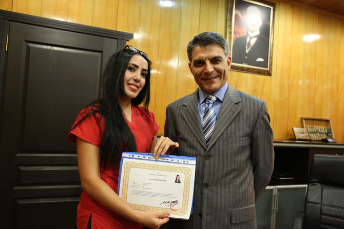 cigdem-cakiroglu-mehmet-ali-ozkan-kahraman-ebe-basari-belgesi-ile-odullendirildi.jpg