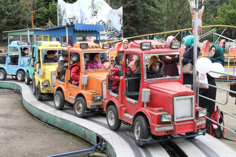 cocuklar-lunaparkta-doyasiya-eglendi--10.jpg cocuklar-lunaparkta-doyasiya-eglendi--10.jpg