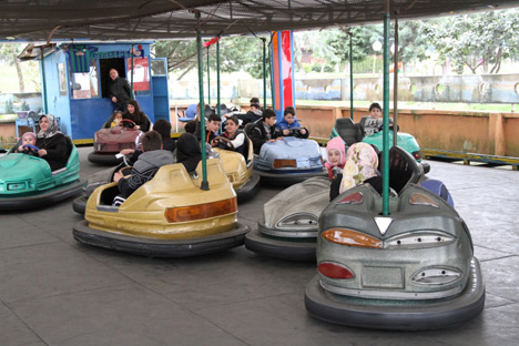 cocuklar-lunaparkta-doyasiya-eglendi--14.jpg cocuklar-lunaparkta-doyasiya-eglendi--14.jpg