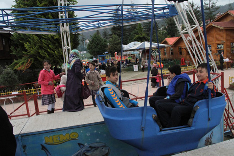 cocuklar-lunaparkta-doyasiya-eglendi--21.jpg cocuklar-lunaparkta-doyasiya-eglendi--21.jpg