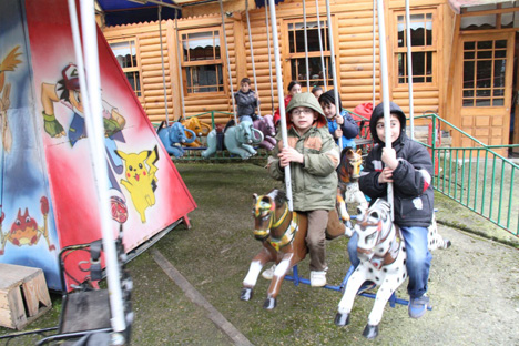 cocuklar-lunaparkta-doyasiya-eglendi--7.jpg cocuklar-lunaparkta-doyasiya-eglendi--7.jpg