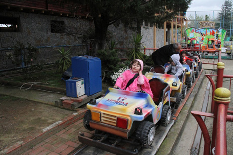 cocuklar-lunaparkta-doyasiya-eglendi--8.jpg cocuklar-lunaparkta-doyasiya-eglendi--8.jpg