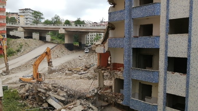 coktu-denilen-binanin-altinda-kaldigi-soylenen-operator-konustu-bilincli-bir-sekilde-bu-binayi-indirdik-(1).jpg