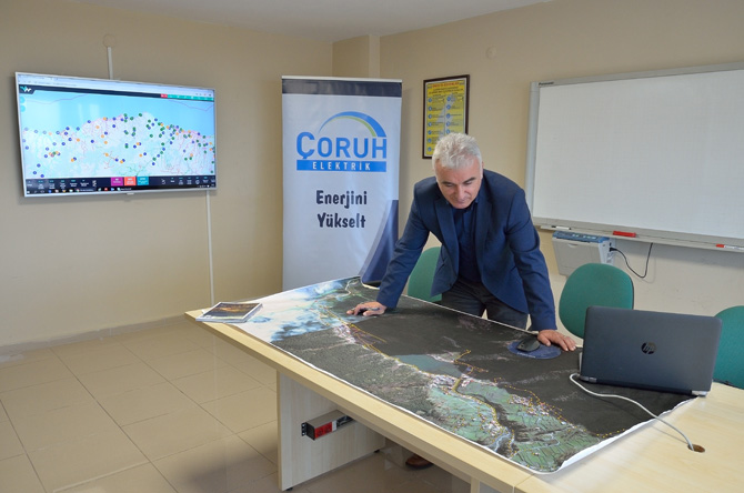 coruh-elektrik-dagitim-a.s.-sirket-muduru-mehmet-aydin-proje-incelemesinde.jpg