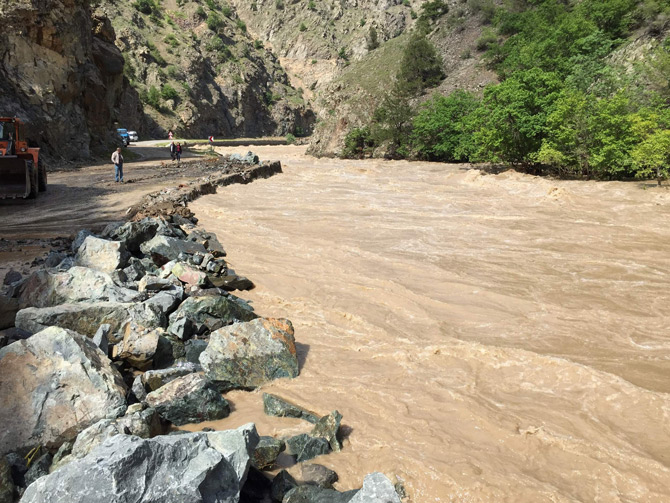 coruh-nehri-tasti-artvin-savsat-karayolunda-ulasima-izin-vermiyor1.jpg