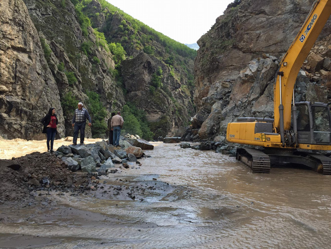 coruh-nehri-tasti-artvin-savsat-karayolunda-ulasima-izin-vermiyor3.jpg