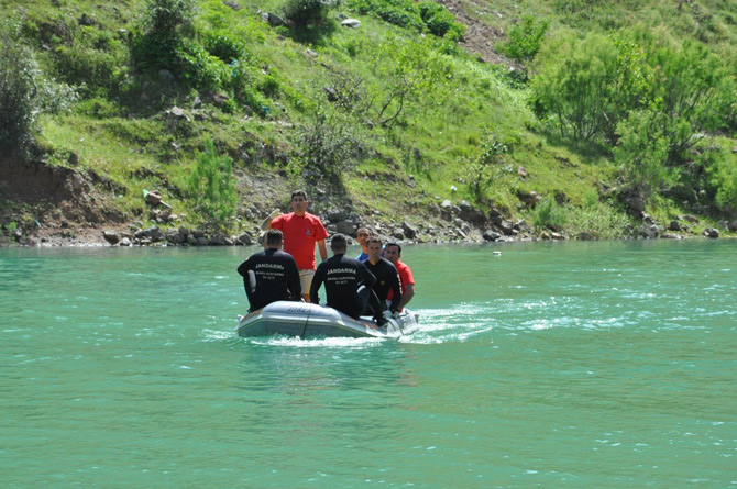 coruh-nehrine-duserek-kaybolan-iscinin-cesedine-12-gun-sonra-ulasildi1.jpg coruh-nehrine-duserek-kaybolan-iscinin-cesedine-12-gun-sonra-ulasildi1.jpg