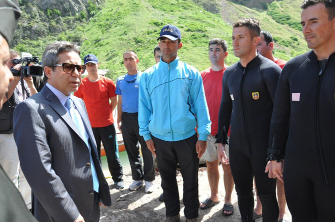 coruh-nehrine-duserek-kaybolan-iscinin-cesedine-12-gun-sonra-ulasildi3.jpg coruh-nehrine-duserek-kaybolan-iscinin-cesedine-12-gun-sonra-ulasildi3.jpg