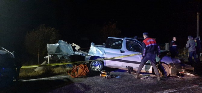 corum’da-hafif-ticari-arac-ile-minibusun-kafa-kafaya-carpismasi-sonucu-meydana-gelen-trafik-kazasinda-4-kisi-hayatini-kaybetti,-4-kisi-yaralandi-(1).jpg