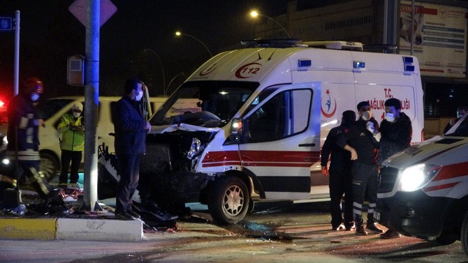 corum’da-hasta-tasiyan-ambulansla-otomobilin-carpismasi-sonucu-meydana-gelen-trafik-kazasinda-7-kisi-yaralandi-(2).jpg