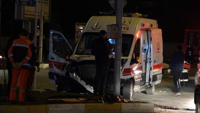 corum’da-hasta-tasiyan-ambulansla-otomobilin-carpismasi-sonucu-meydana-gelen-trafik-kazasinda-7-kisi-yaralandi-(4).jpg