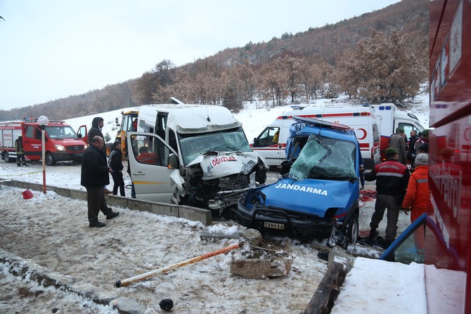 corumda-askeri-aracla-minibus-carpisti-2-sehit,-14-yarali-(2).jpg
