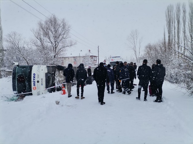corumda-devrilen-yolcu-otobusundeki-15-kisi-yaralandi-2.jpg