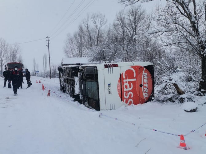 corumda-devrilen-yolcu-otobusundeki-15-kisi-yaralandi-3.jpg