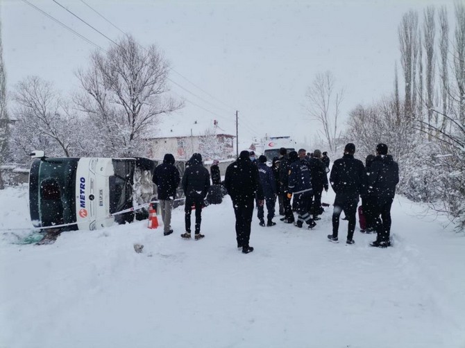 corumda-devrilen-yolcu-otobusundeki-15-kisi-yaralandi-4.jpg