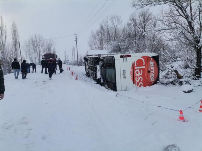corumda-devrilen-yolcu-otobusundeki-15-kisi-yaralandi-5.jpg