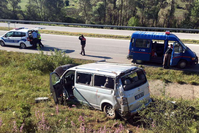 corumda-minibus-devrildi-16yarali.jpg corumda-minibus-devrildi-16yarali.jpg