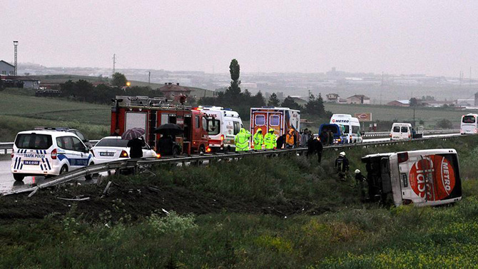 corumda-otobus-devrildi-21-yarali.jpg corumda-otobus-devrildi-21-yarali.jpg