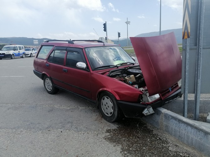 corumun-kargi-ilcesinde-otomobil-ile-rize-plakali-hafif-ticari-aracin-kavsakta-carpismasi-neticesinde-meydana-gelen-kazada-1-kisi-yaralandi-3.jpg