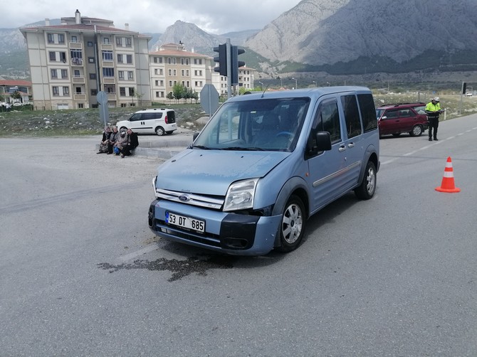 corumun-kargi-ilcesinde-otomobil-ile-rize-plakali-hafif-ticari-aracin-kavsakta-carpismasi-neticesinde-meydana-gelen-kazada-1-kisi-yaralandi-4.jpg