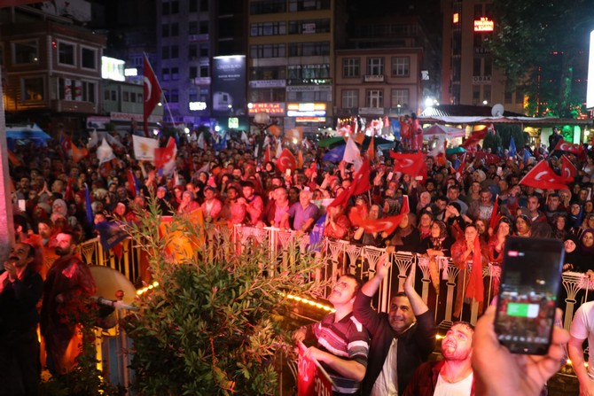cumhurbaskani-erdogan’in-memleketi-rize’de-yagmur-altinda-kutlama-(5).jpg