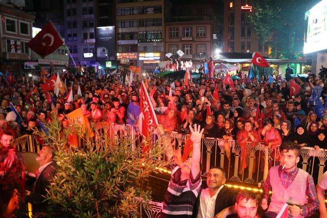 cumhurbaskani-erdogan’in-memleketi-rize’de-yagmur-altinda-kutlama-(6).jpg