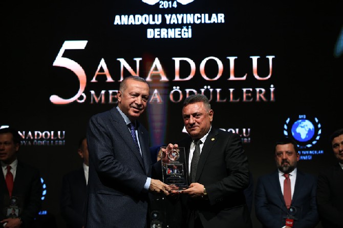 cumhurbaskani-erdogan,-dogus-cay-ve-hasan-kartal’a-odulunu-verdi-(3)-001.jpg