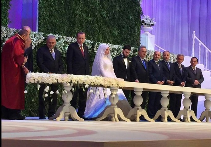 cumhurbaskani-erdogan,-rizeli-hayir-sever-is-adami-mehmet-emin-erkan’in-dugununde-nikah-sahitligi-yapti-(3).jpg