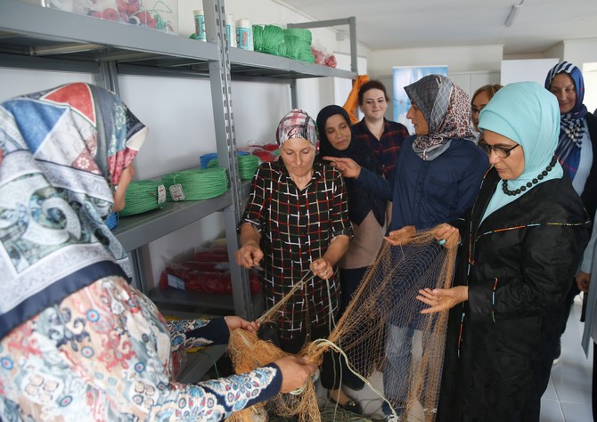 cumhurbaskani-erdoganin-esi-emine-erdogan,-rizenin-pazar-ilcesi-melyat-bolgesinde-yer-alan-kadin-eliyle-av-araclari-tamir-atolyesini-ziyaret-etti-(4).jpg