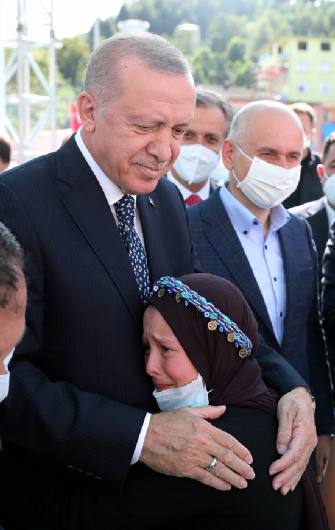 cumhurbaskani-erdoganin-yanina-gecebilmek-icin-goz-yaslarini-tutamadi-1.jpg