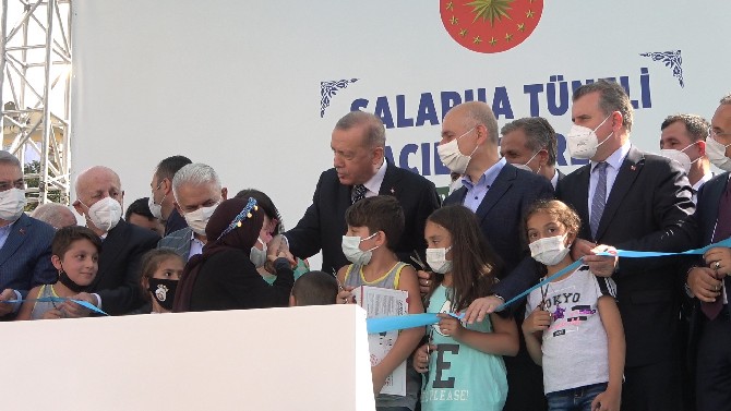 cumhurbaskani-erdoganin-yanina-gecebilmek-icin-goz-yaslarini-tutamadi-3.jpg