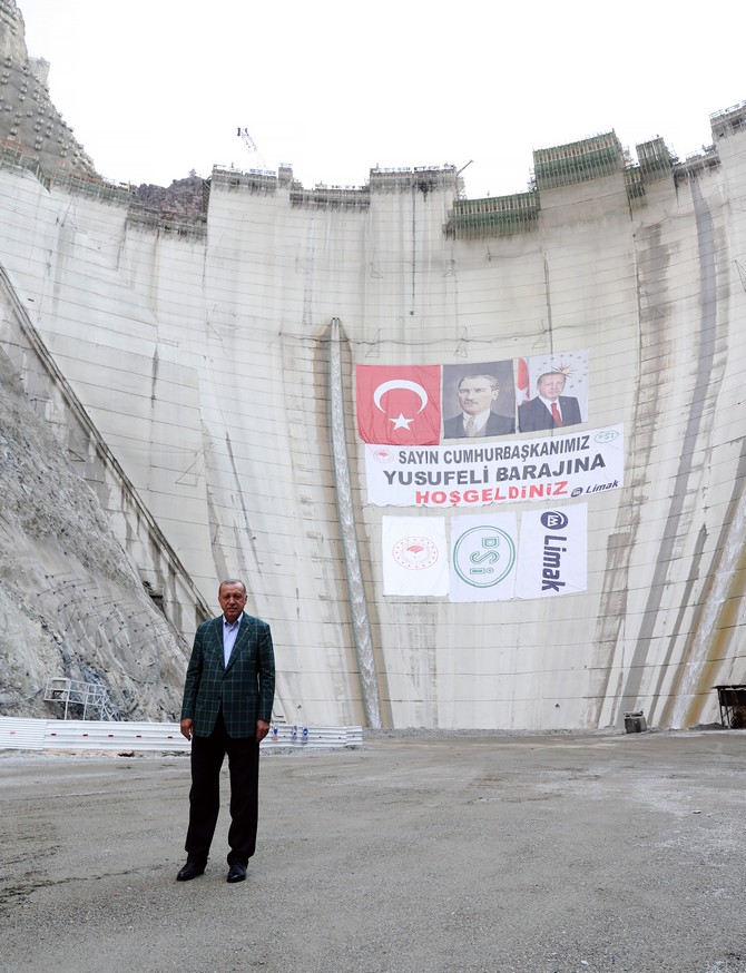 cumhurbaskani-recep-tayyip-erdogan,-artvinin-yusufeli-ilcesinde-yapimi-devam-eden-yusufeli-barajinda-incelemelerde-bulundu-(1).jpg