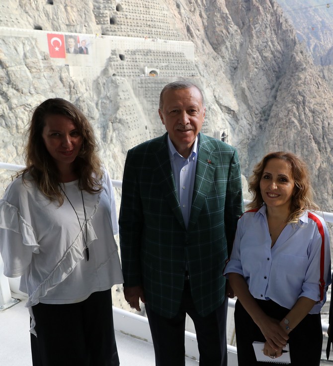 cumhurbaskani-recep-tayyip-erdogan,-artvinin-yusufeli-ilcesinde-yapimi-devam-eden-yusufeli-barajinda-incelemelerde-bulundu-(5).jpg