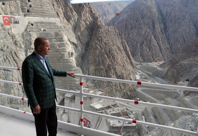 cumhurbaskani-recep-tayyip-erdogan,-artvinin-yusufeli-ilcesinde-yapimi-devam-eden-yusufeli-barajinda-incelemelerde-bulundu-(7).jpg