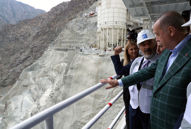 cumhurbaskani-recep-tayyip-erdogan,-artvinin-yusufeli-ilcesinde-yapimi-devam-eden-yusufeli-barajinda-incelemelerde-bulundu-(8).jpg