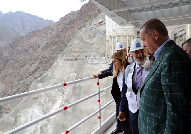 cumhurbaskani-recep-tayyip-erdogan,-artvinin-yusufeli-ilcesinde-yapimi-devam-eden-yusufeli-barajinda-incelemelerde-bulundu-(9).jpg