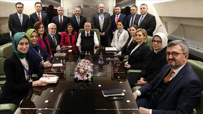 cumhurbaskani-recep-tayyip-erdogan,-azerbaycan-ziyaretinden-yurda-donusunde-ucakta-gazetecilerin-gundeme-iliskin-sorularini-yanitladi,-degerlendirmelerde-bulundu-53.jpg