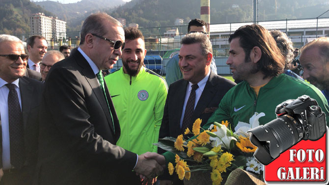 cumhurbaskani-recep-tayyip-erdogan,-cesitli-temaslarda-bulunmak-uzere-geldigi-rizede-caykur-rizespor-teknik-direktoru-ibrahim-uzulmez-ve-futbolcular-tarafindan-ciceklerle-karsilandi.jpg