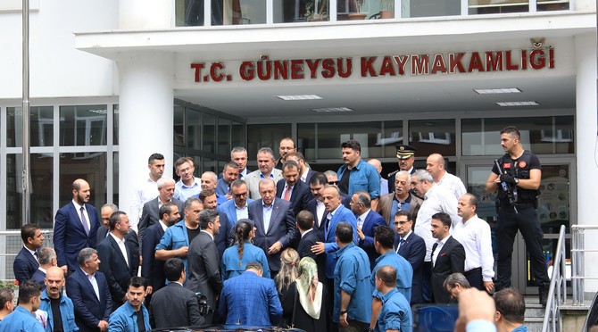 cumhurbaskani-recep-tayyip-erdogan,-trabzon’daki-programlari-icin-rize’nin-guneysu-ilcesinde-(7).jpg