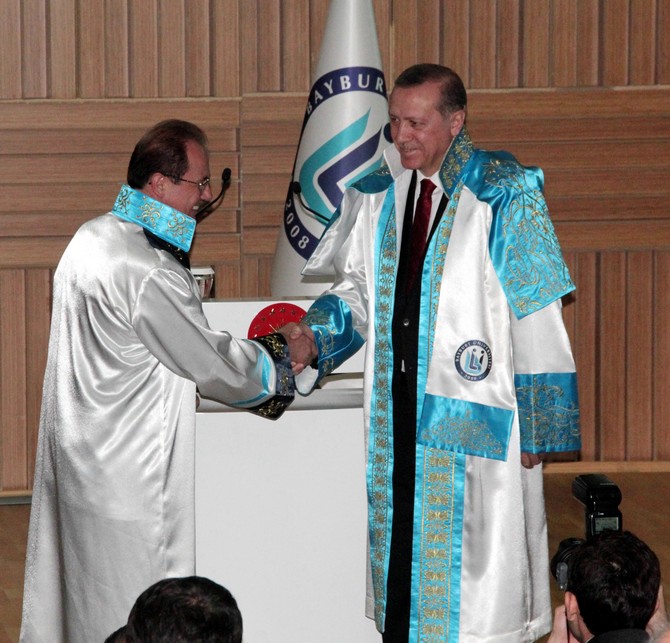 cumhurbaskani-recep-tayyip-erdogana-bayburt-universitesi-tarafindan-fahri-doktora-unvani-verildi-(5).jpg