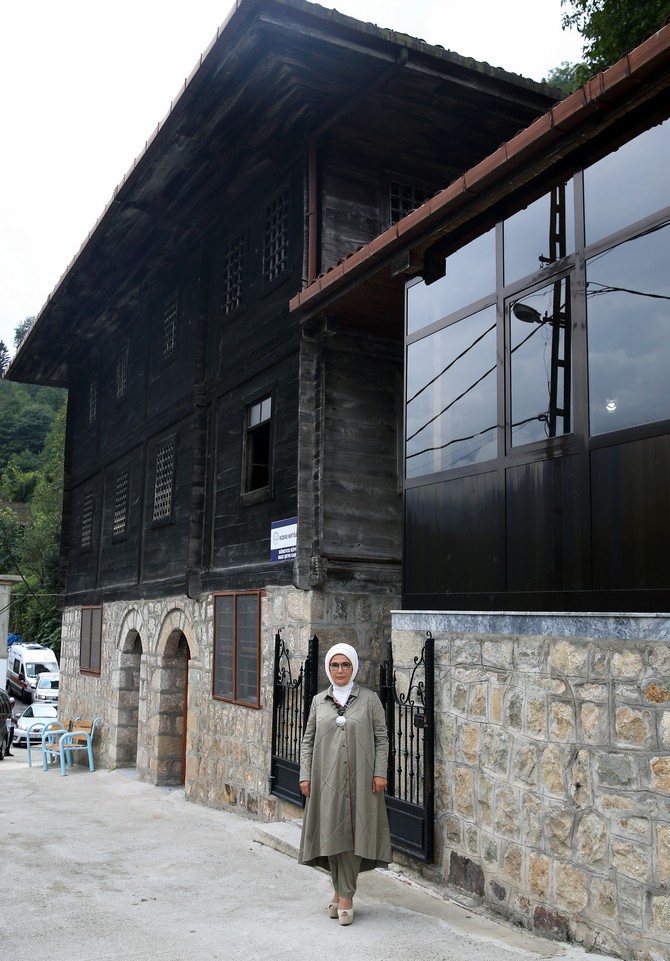cumhurbaskani-recep-tayyip-erdoganin-esi-emine-erdogan,-rize-guneycede-bulunan-haci-seyh-camisini-ziyaret-etti-(4).jpg